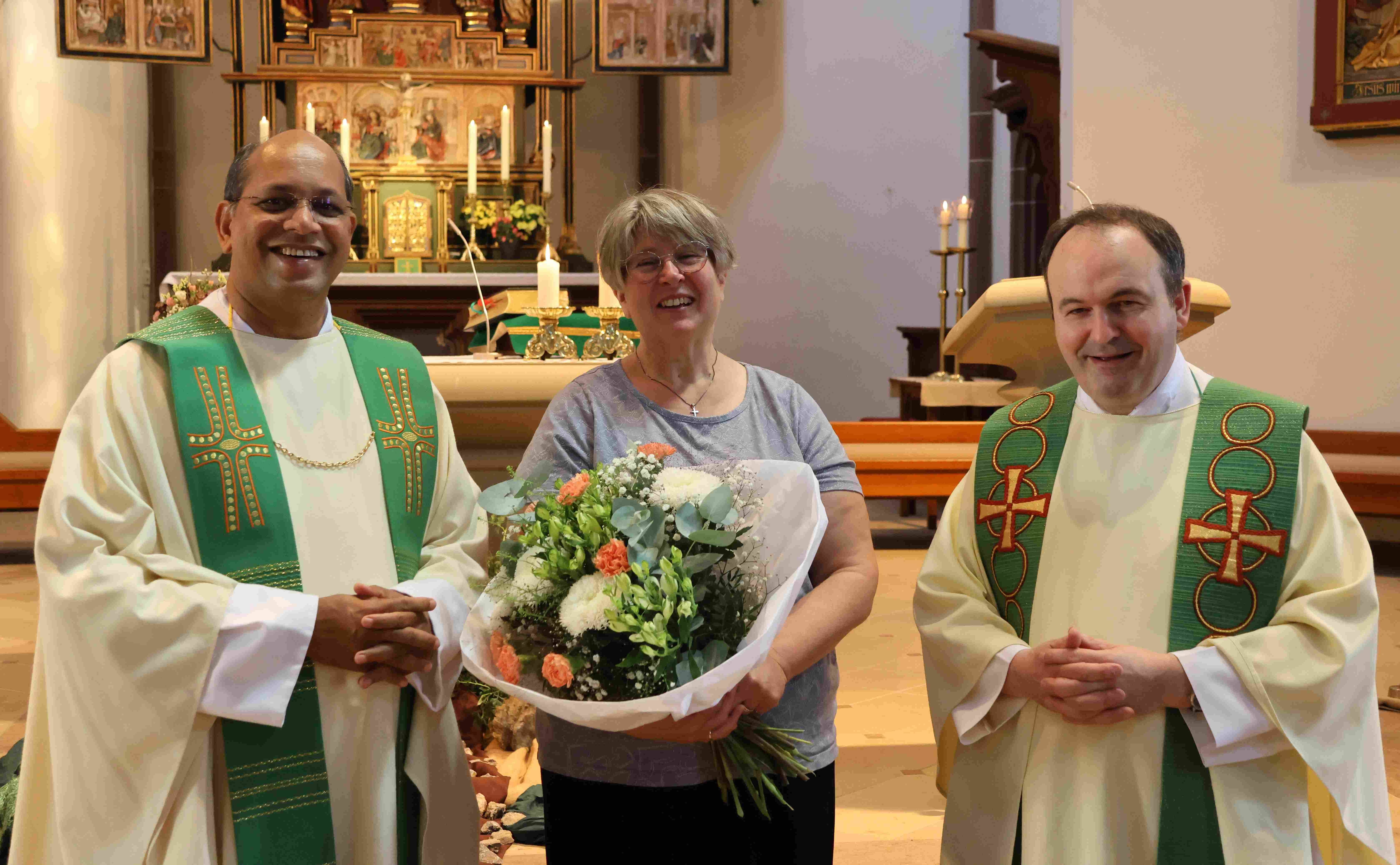 Monika Kiefer mit Pfarrer Löffler und Pfarrer Domini bei ihrer Verabschiedung als Pfarrsekretärin